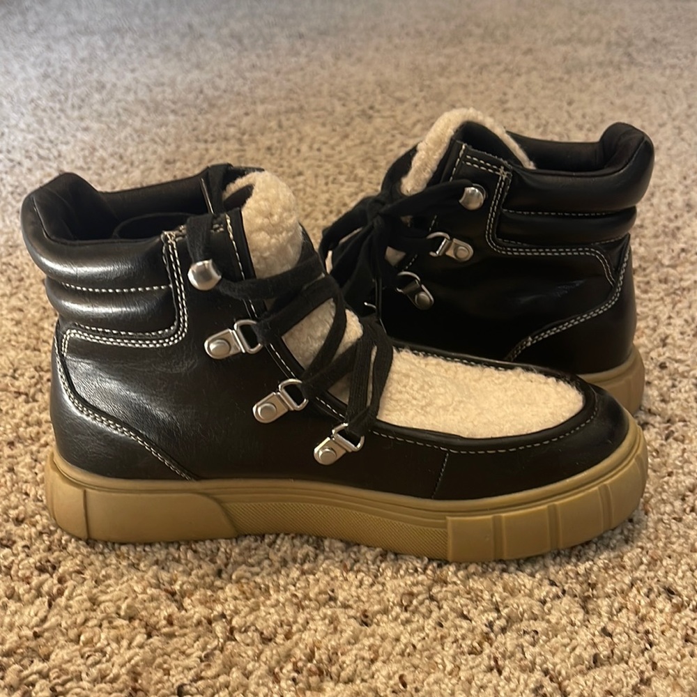 Universal Thread Black and sherpa ankle boots - Size 6